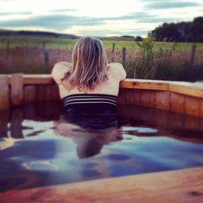 The Wee Stay at Fossoway 1 bed rural retreat with wood fired hot tub